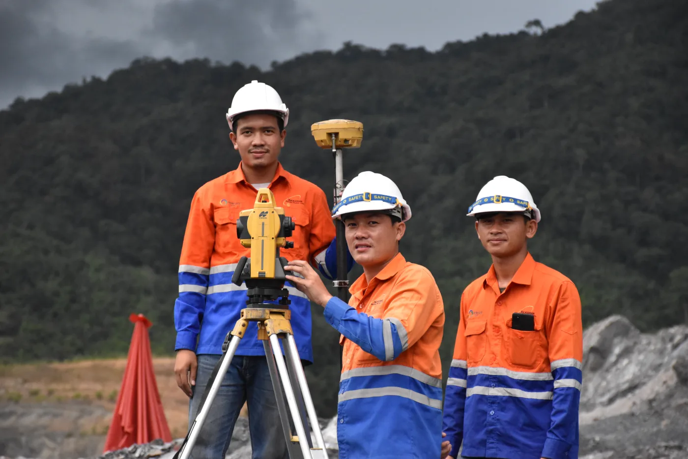 Professional Phonesack Group employees at a field site